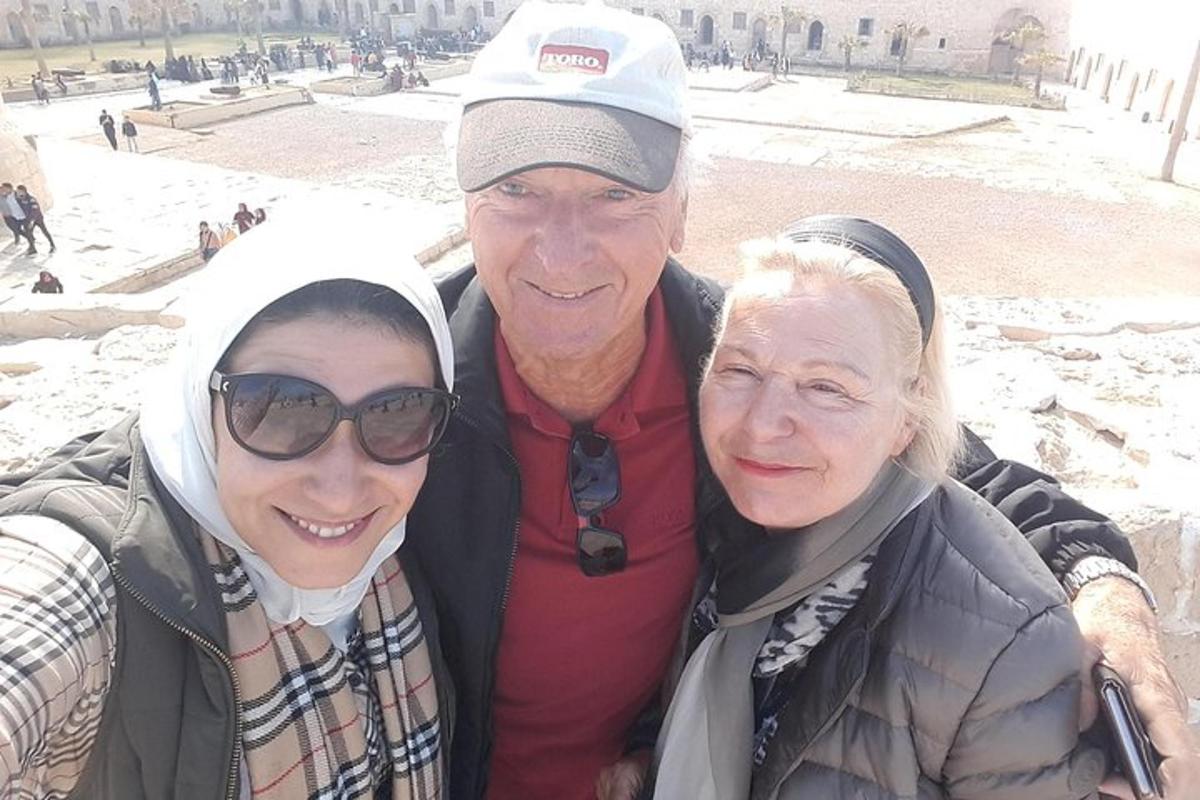 un uomo e due donne posano per una foto