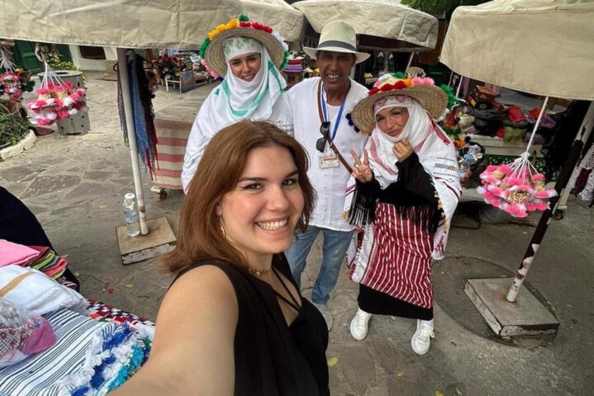 Un grupo de personas disfrazadas en un mercado.