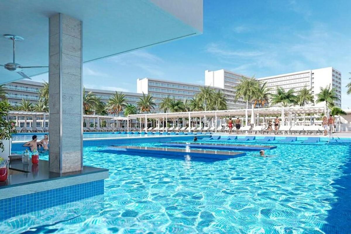 o piscină mare într-o stațiune cu oameni în ea