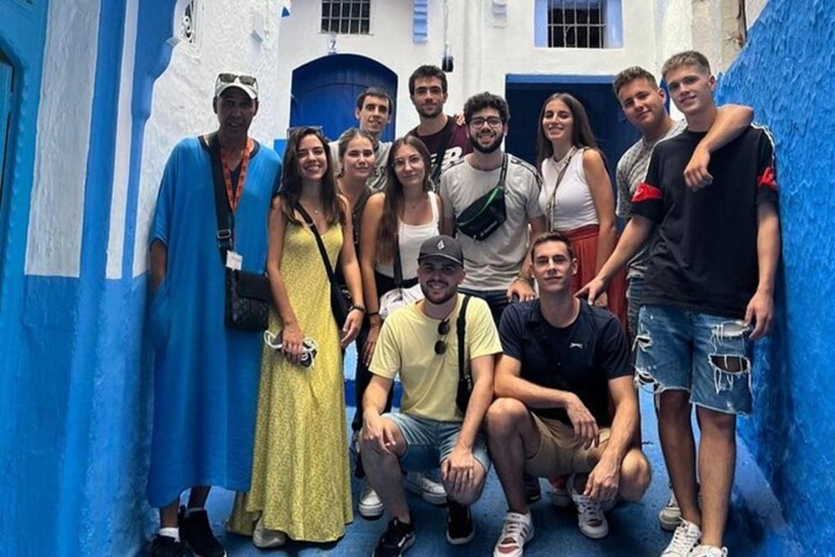 Un grupo de personas posando para una foto frente a un edificio.