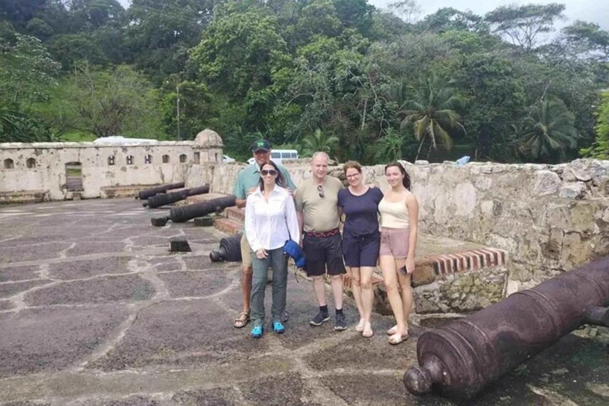 un gruppo di persone in piedi davanti a un muro