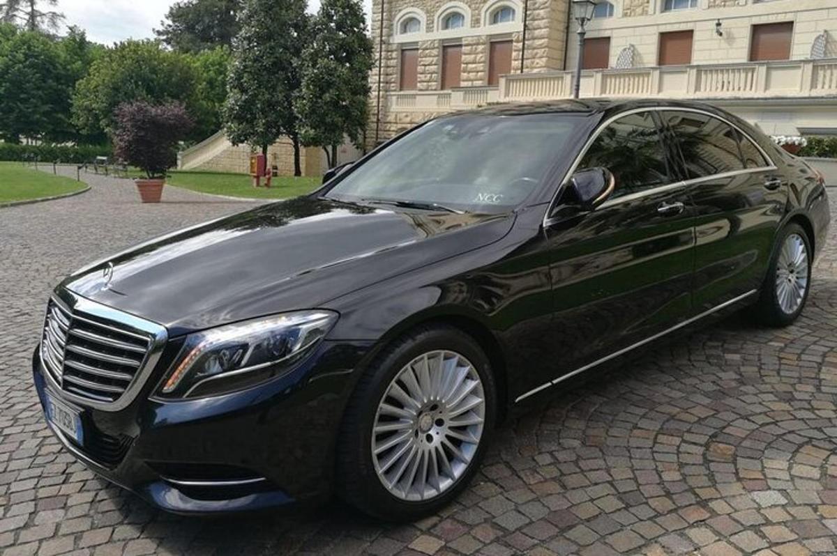 černé auto zaparkované před budovou