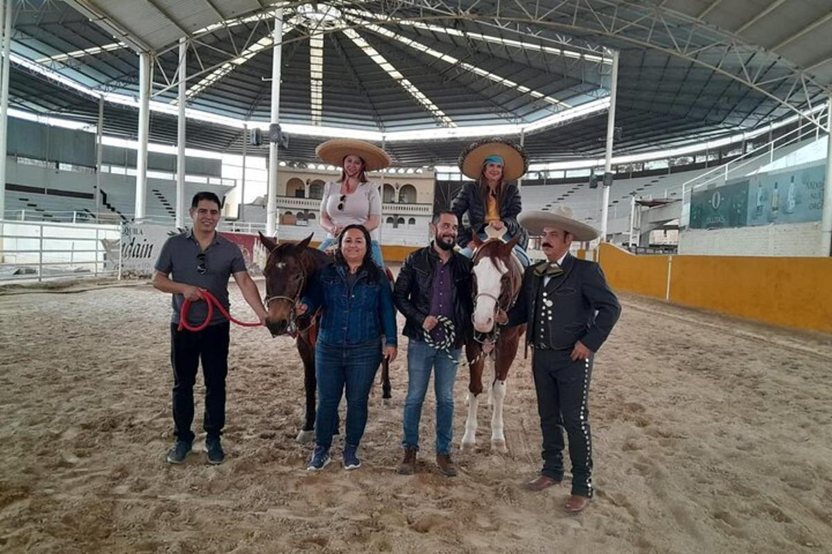 eine Gruppe von Menschen, die für ein Foto mit einem Pferd posieren