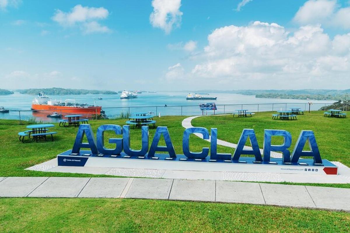un cartello con la scritta Aqua Clara in un parco