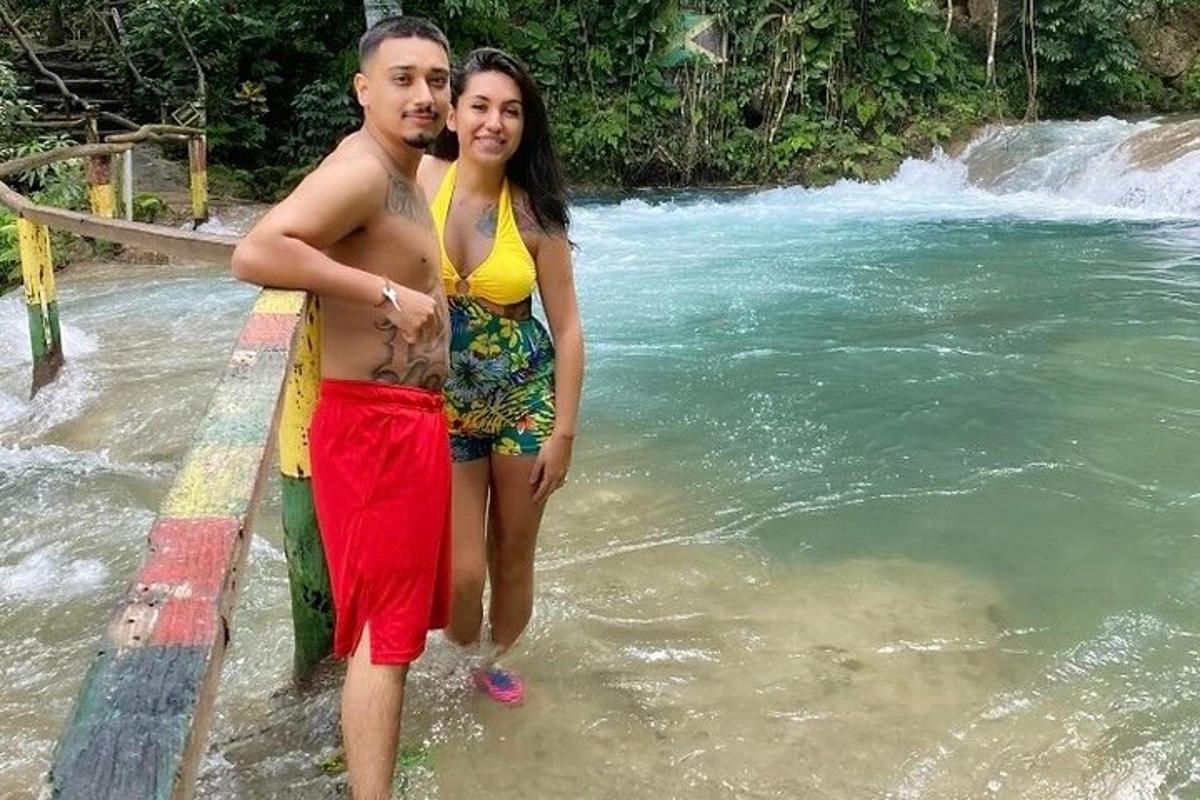 un home i una dona dempeus a l'aigua