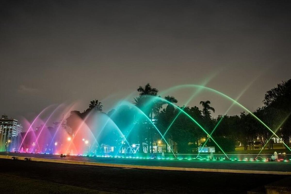 o fântână luminată noaptea cu lumini verzi