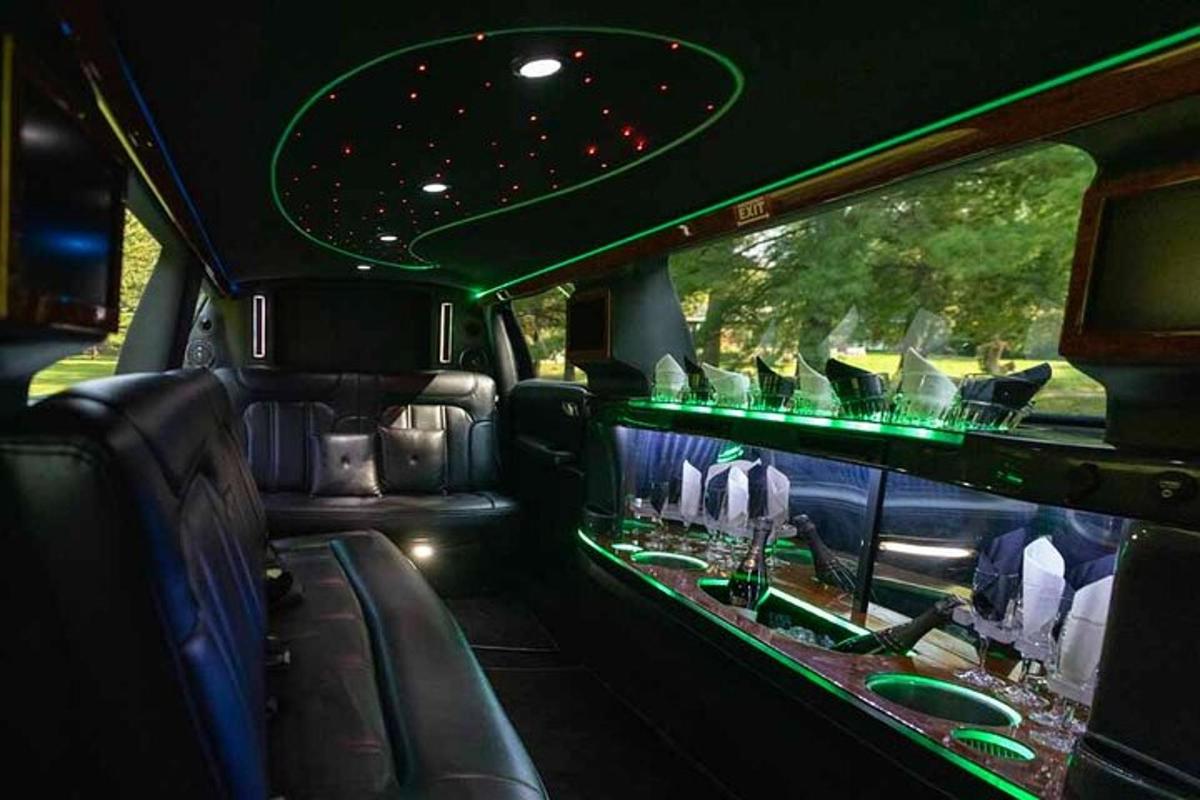 zadní sedadlo autobusu s umyvadlem