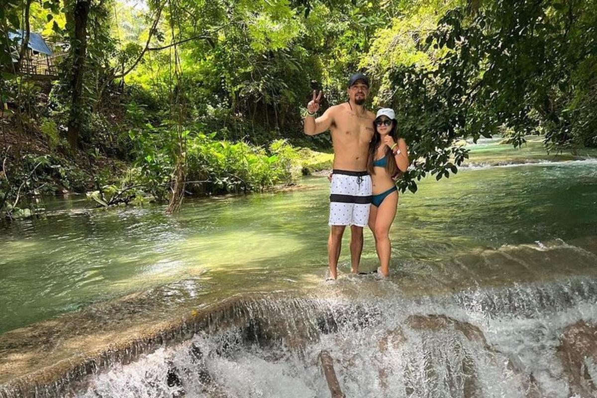 un home i una dona dempeus en una cascada