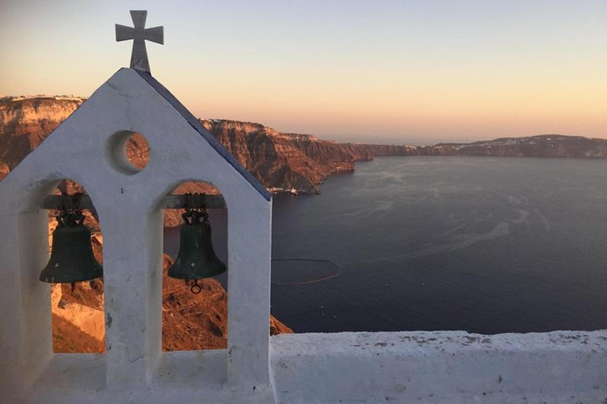 una chiesa con campane e una croce in cima