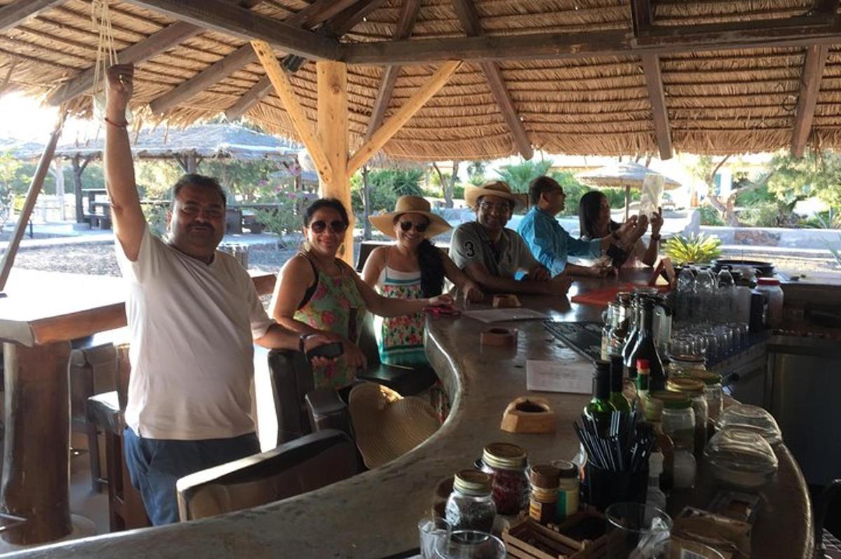 un gruppo di persone in piedi attorno a un bar