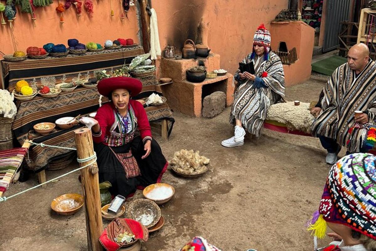 um grupo de pessoas sentadas em uma sala com comida
