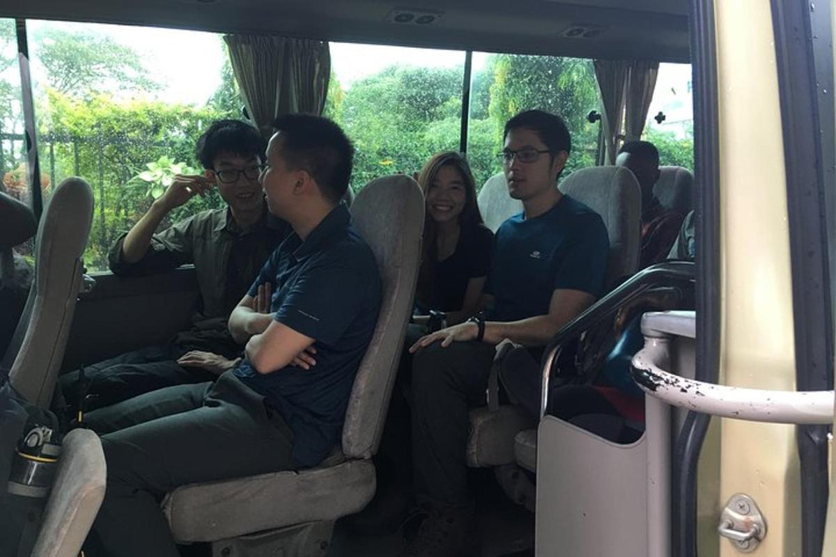 skupina lidí sedících v zadní části autobusu