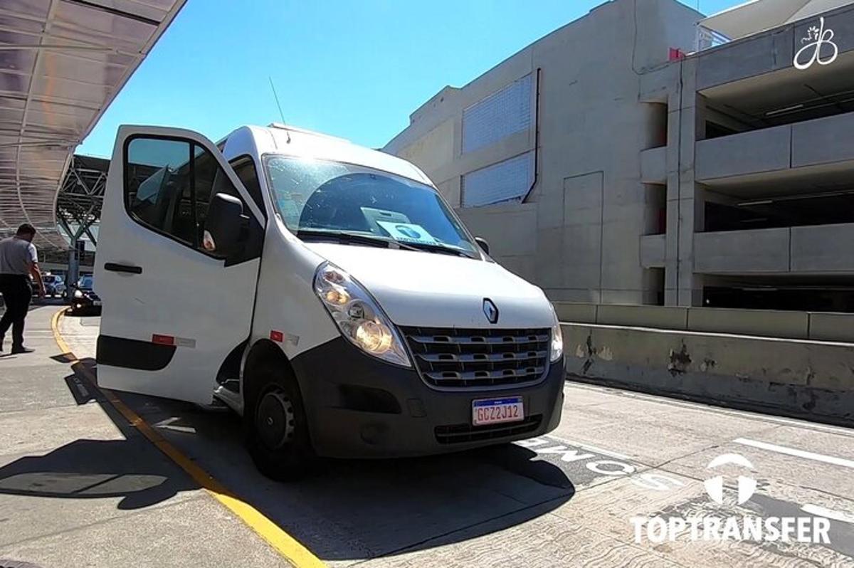 un furgone bianco parcheggiato davanti a un edificio