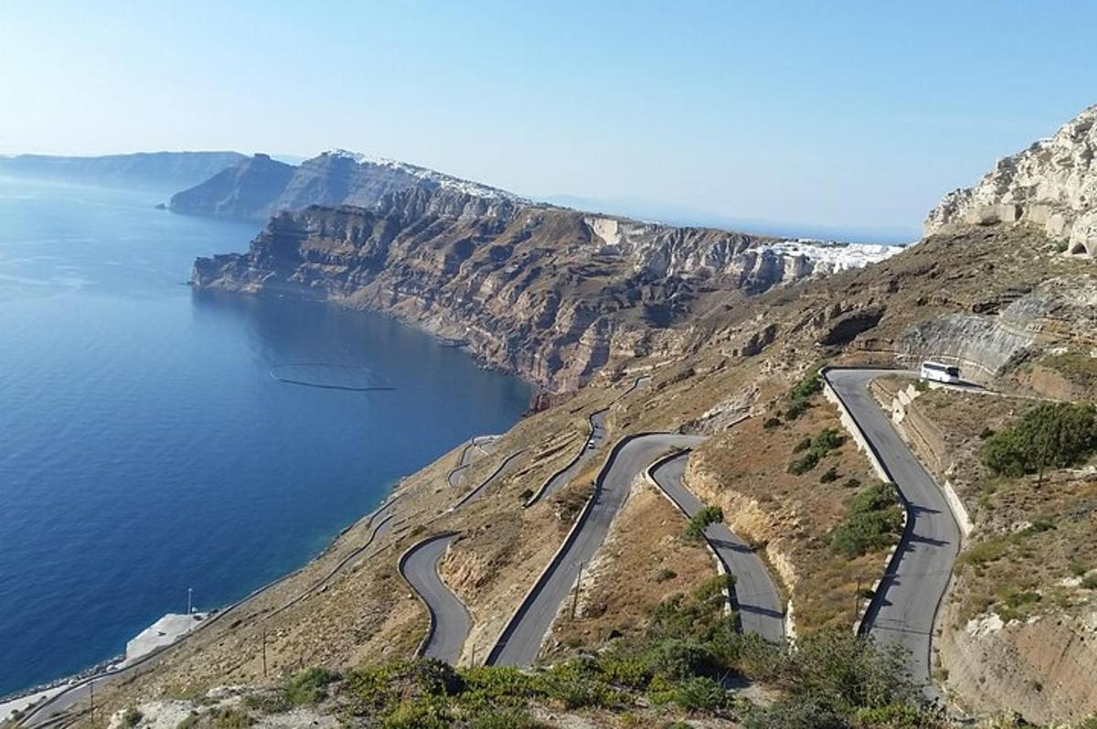 طريق متعرج على جبل بجوار المحيط