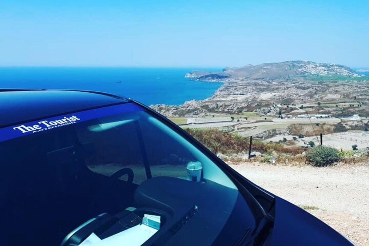 auto zaparkované na kopci s výhledem na oceán