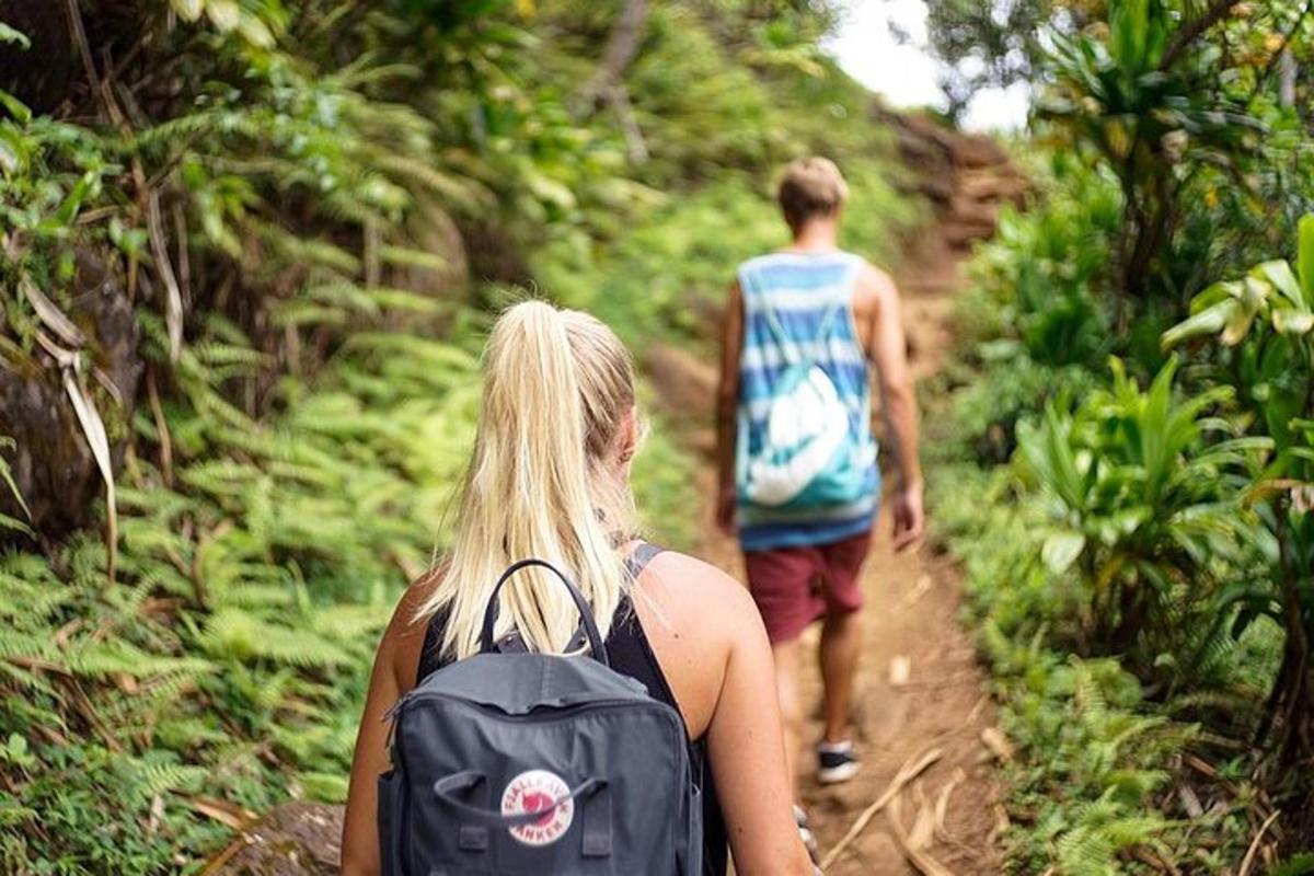uma mulher com uma mochila caminhando por uma trilha com um homem