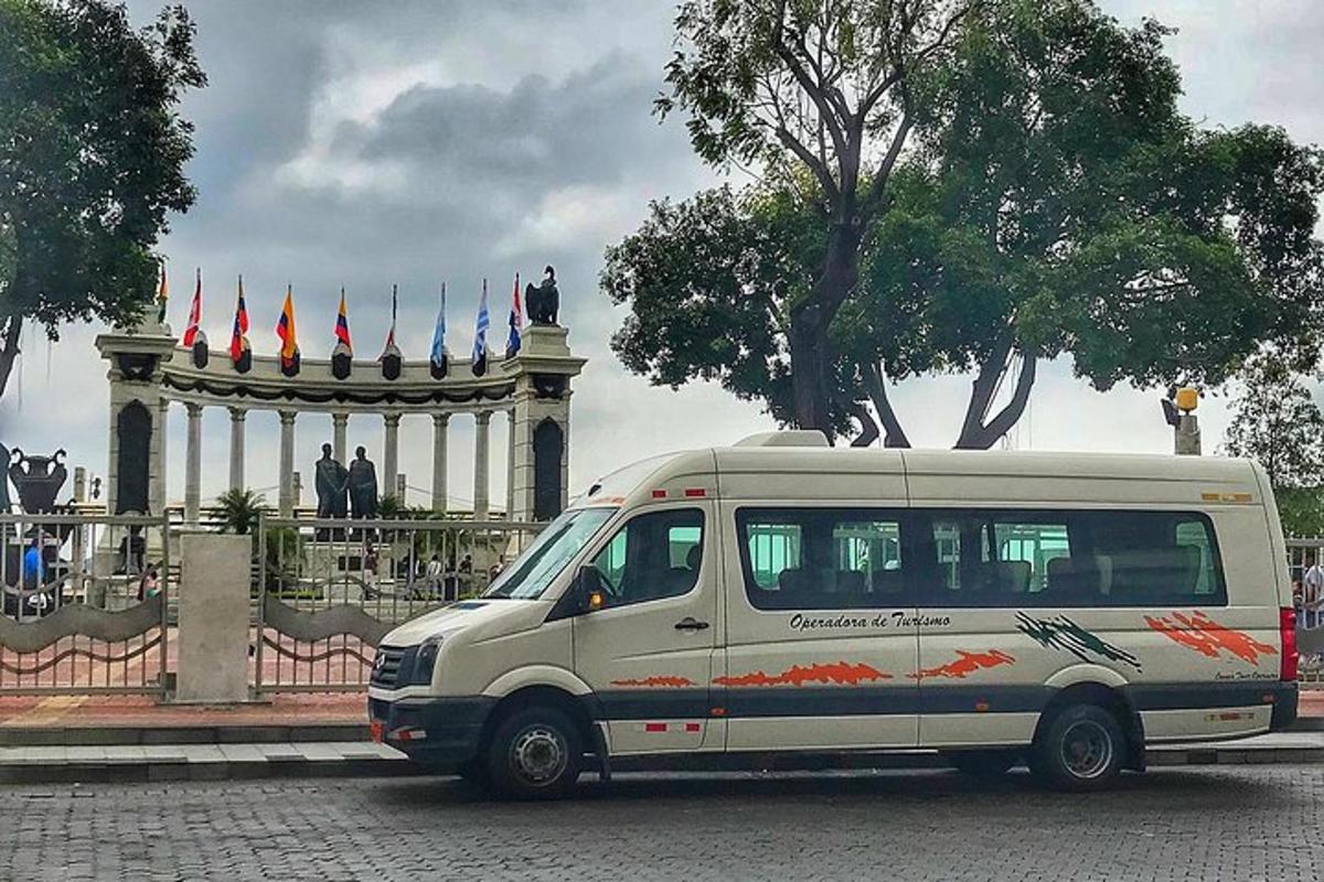 bel kombi parkiran pred stavbo z zastavami
