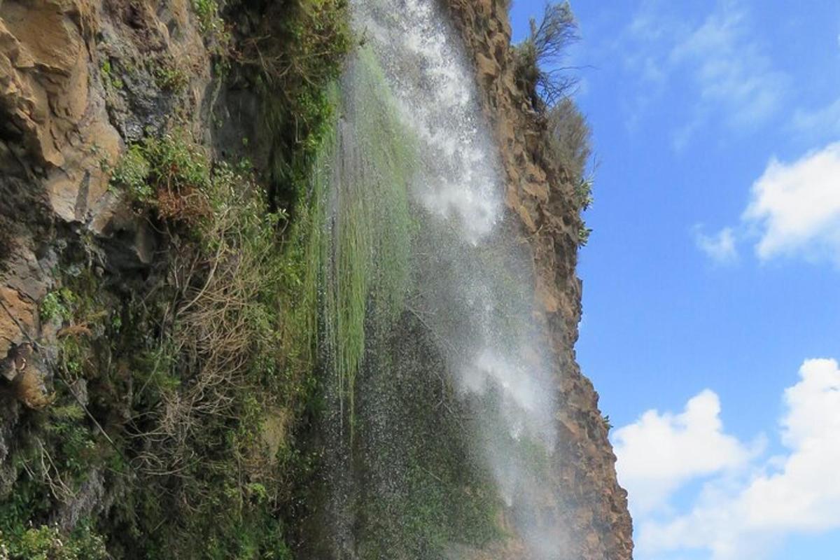 una cascata sul fianco di una montagna