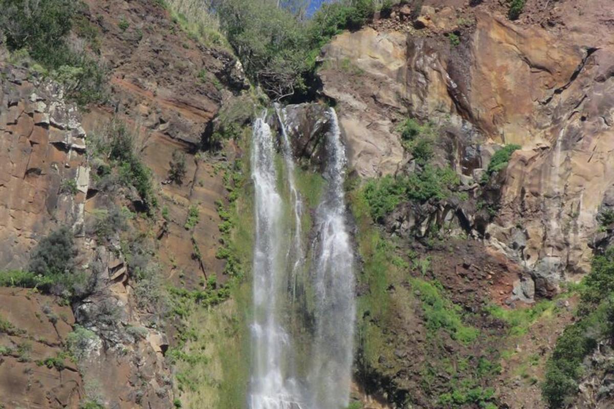 air terjun di tepi gunung
