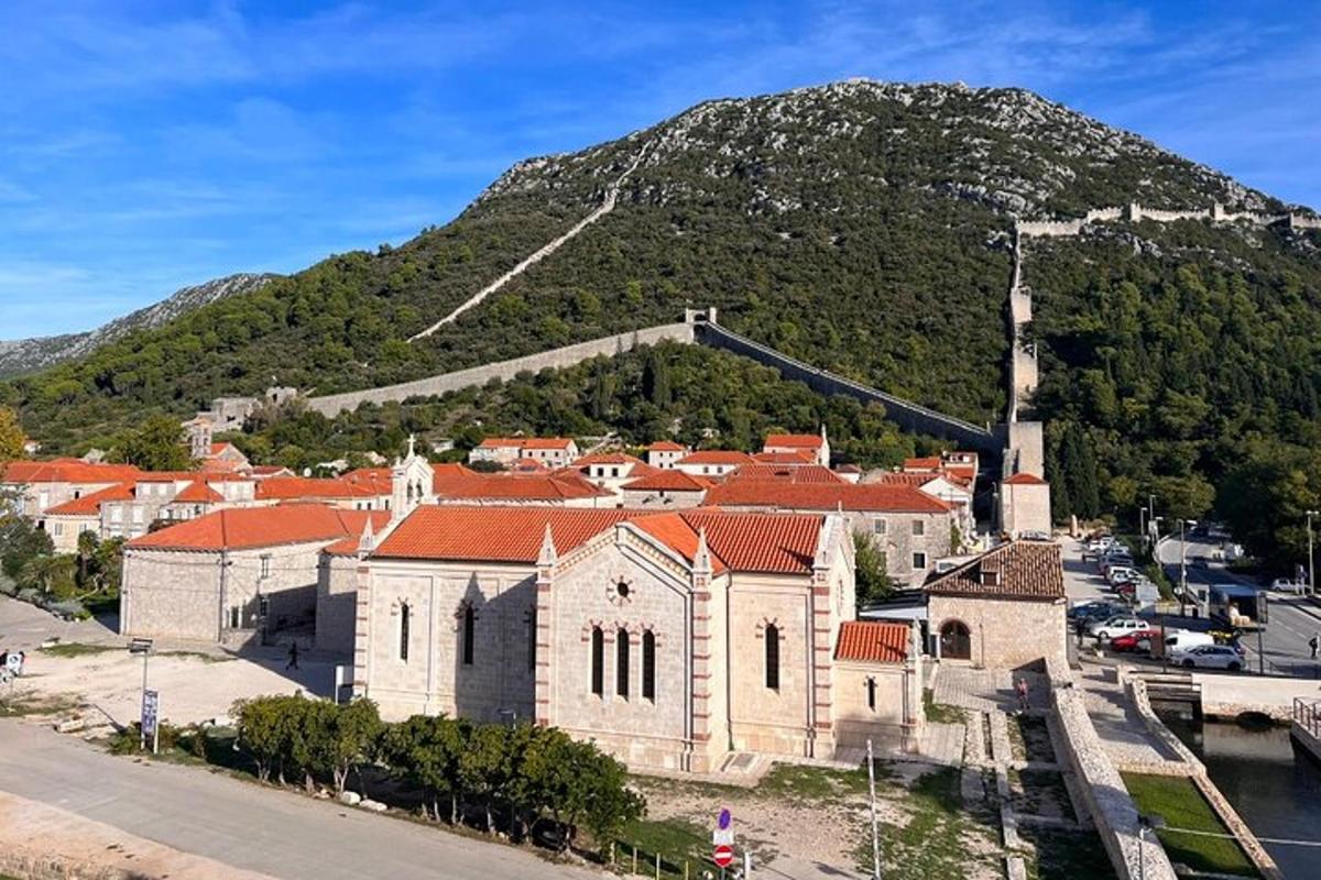 una vecchia chiesa di fronte a una montagna