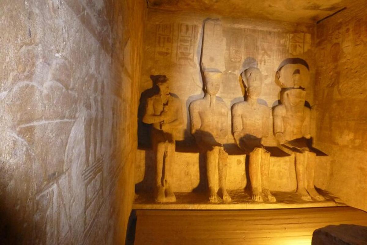 un rilievo in pietra raffigurante persone su un muro