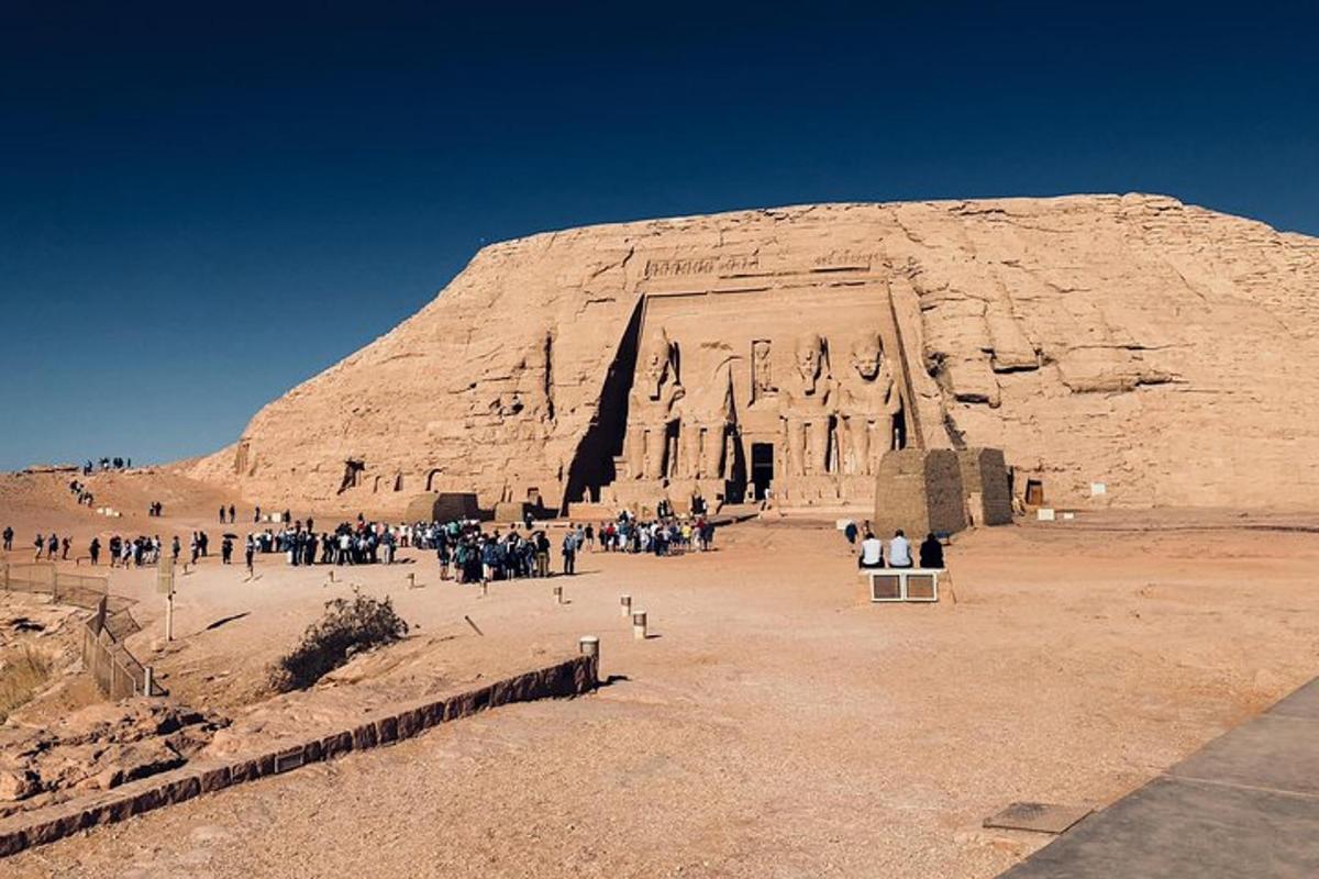 مجموعة من الناس يقفون أمام جبل