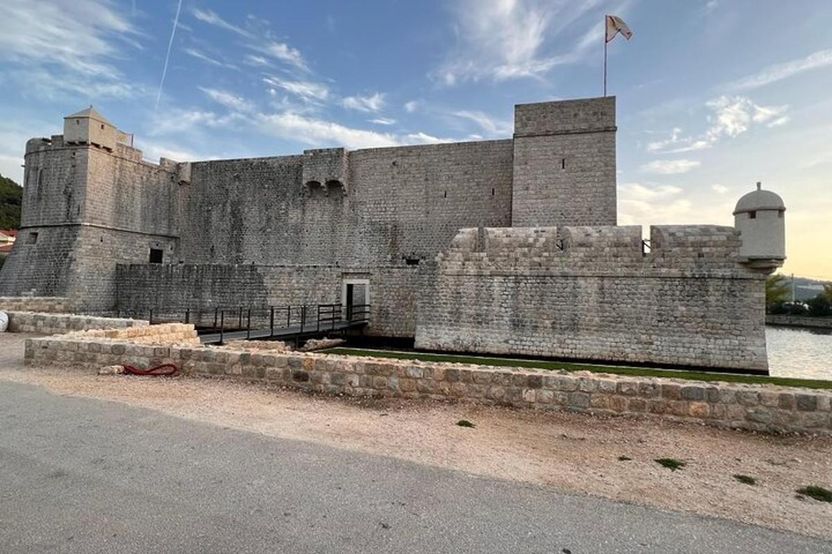 un grande edificio in mattoni con una bandiera in cima