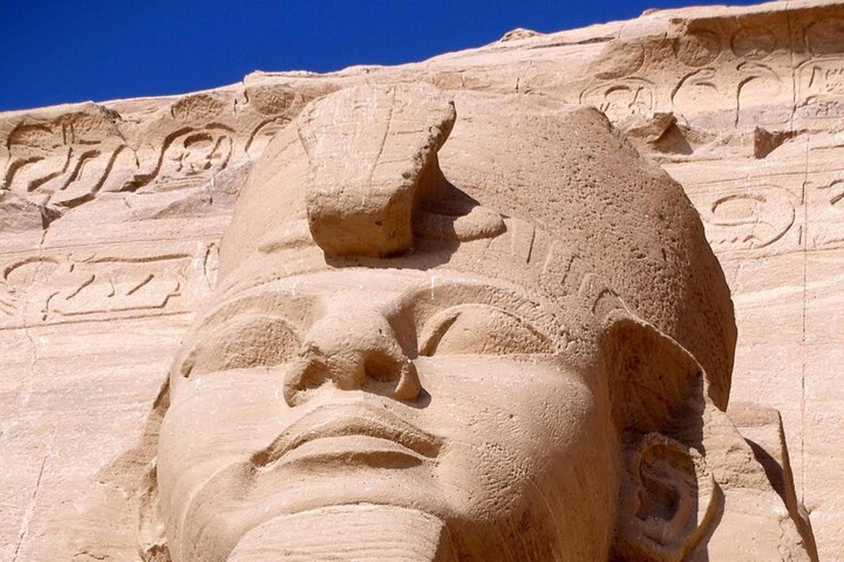 una estatua de una cara en el costado de un edificio