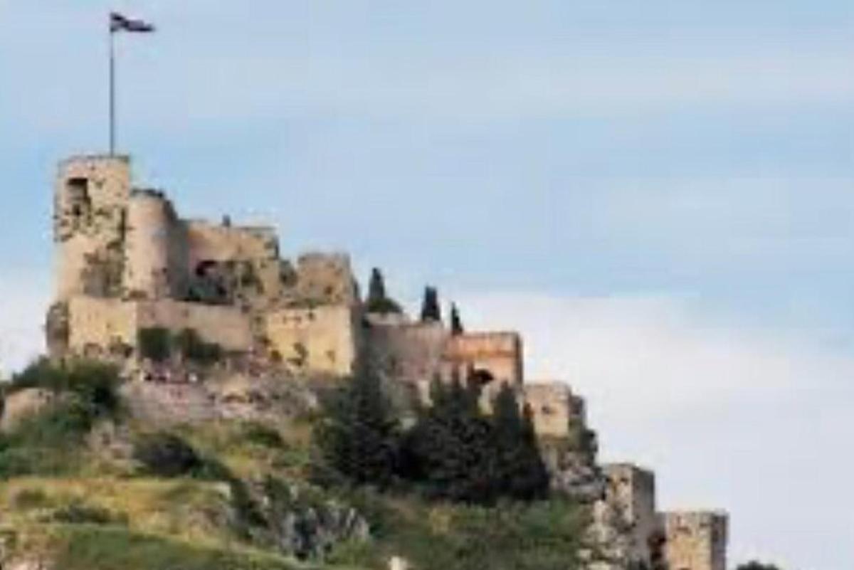 un castello in cima a una collina con alberi