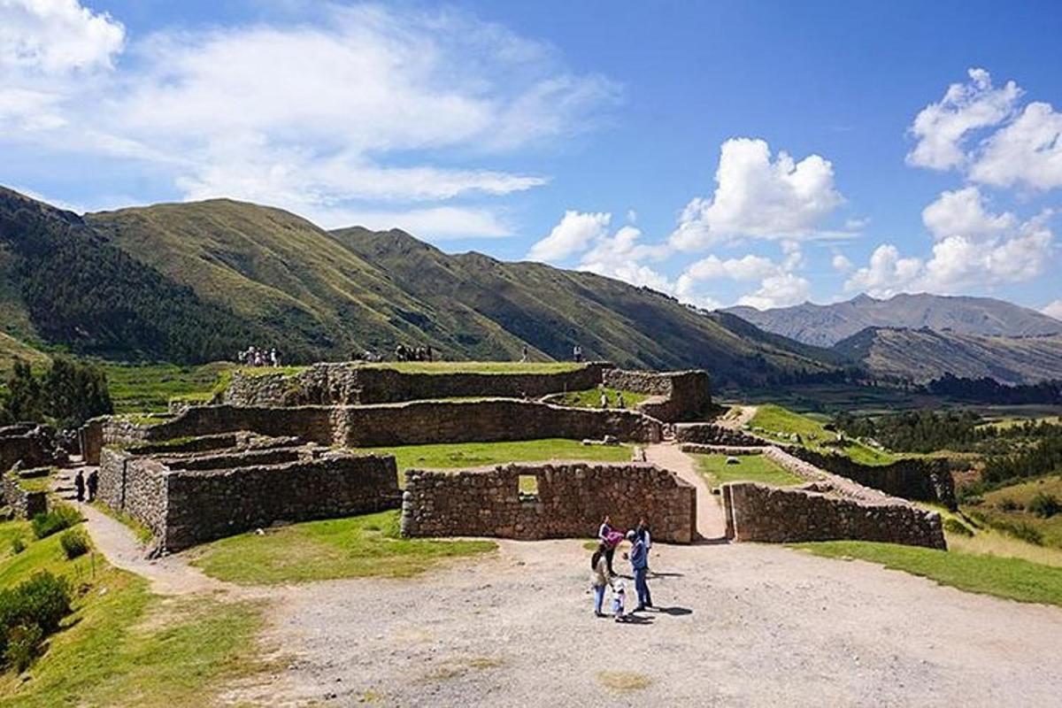 Un grupo de personas de pie entre las ruinas de un edificio.