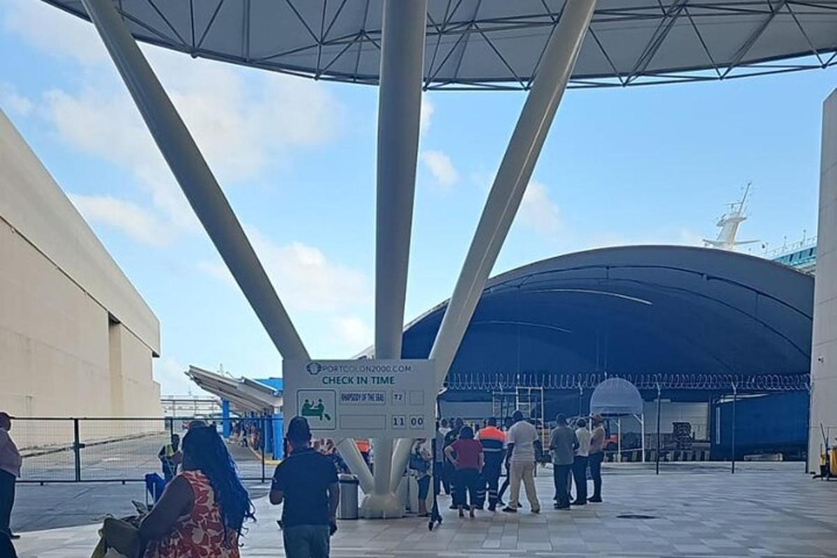 Un grupo de personas paradas afuera de un aeropuerto.