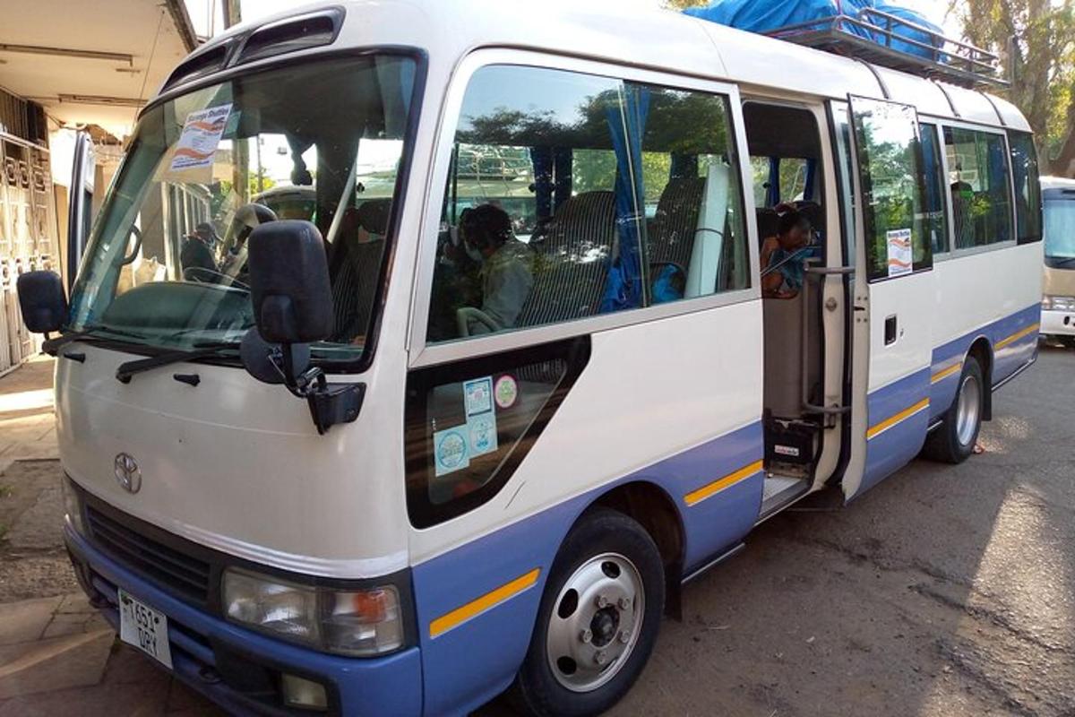 un autobus bianco e blu è parcheggiato sulla strada