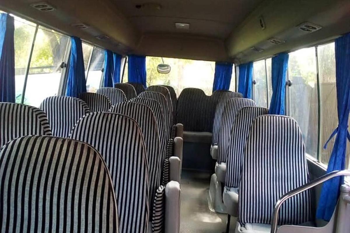 un gruppo di posti vuoti su un autobus