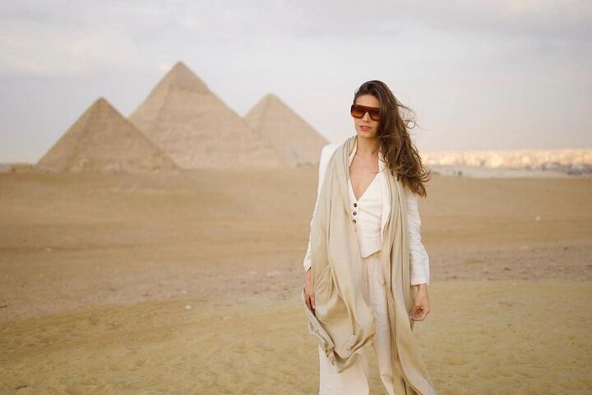 žena stojaca pred pyramídami