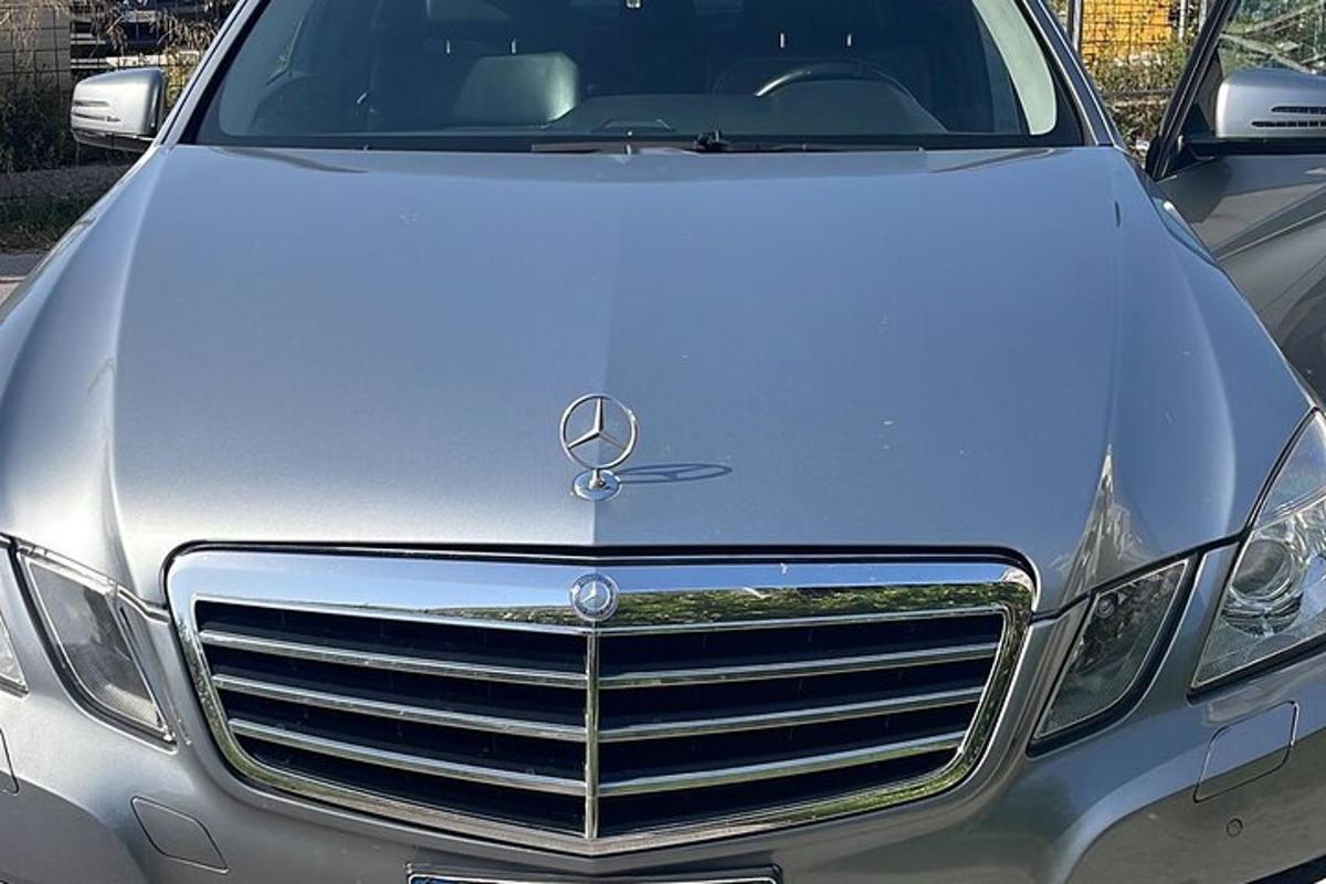 Un coche plateado estacionado en un estacionamiento
