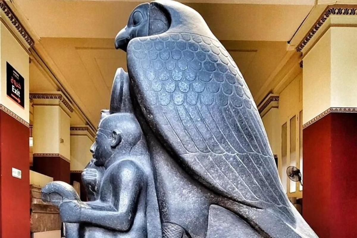 ένα άγαλμα του Άνουβις σε ένα μουσείο