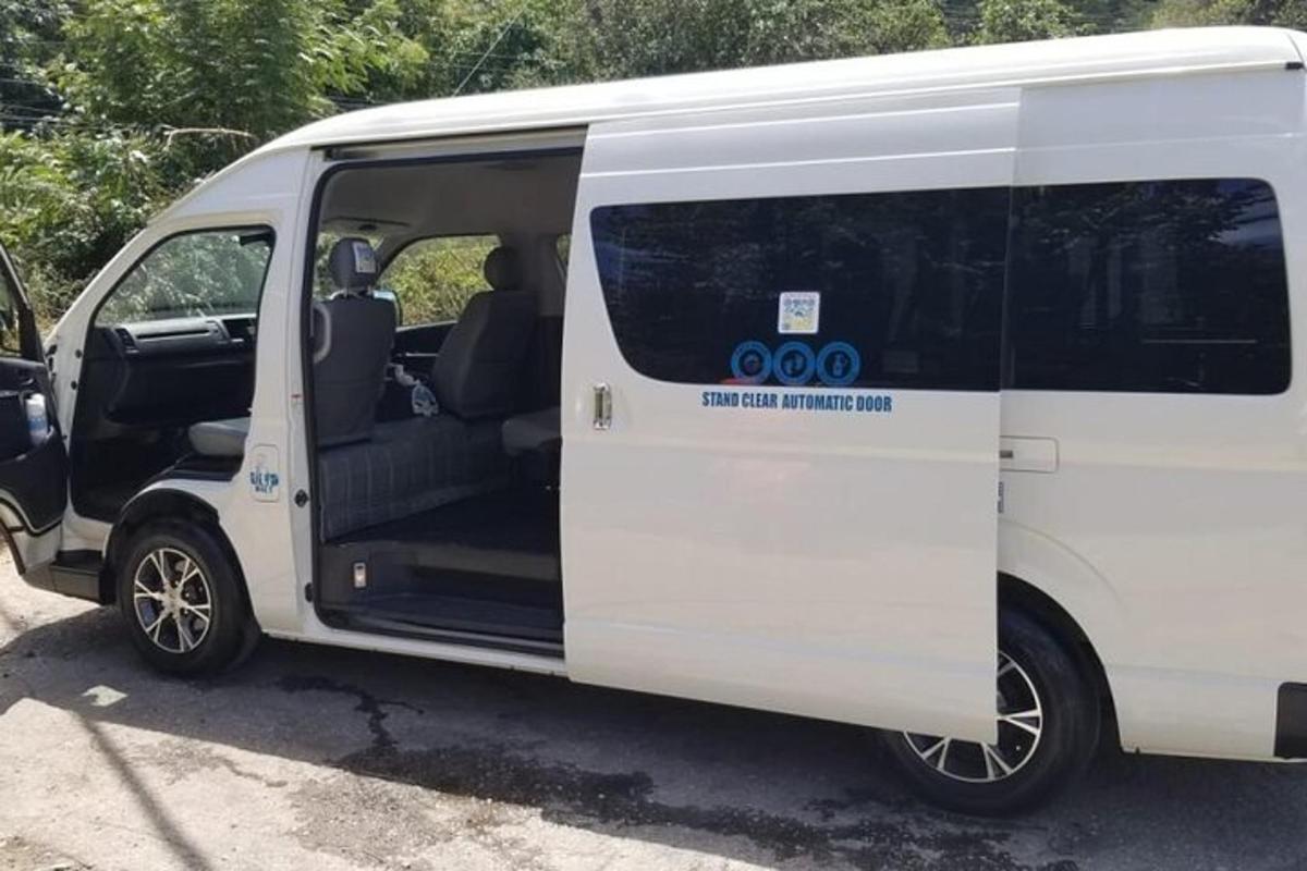 Una camioneta blanca está estacionada en un estacionamiento