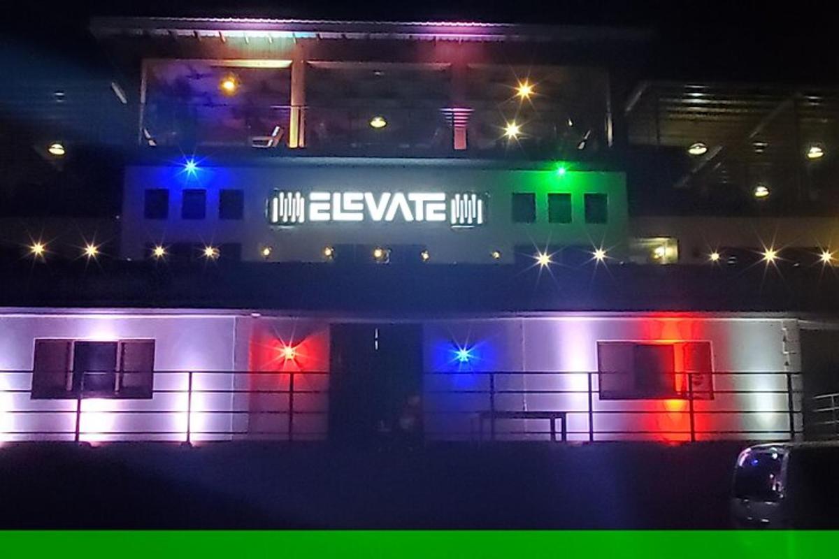 vagon vlaka s prižganimi lučmi