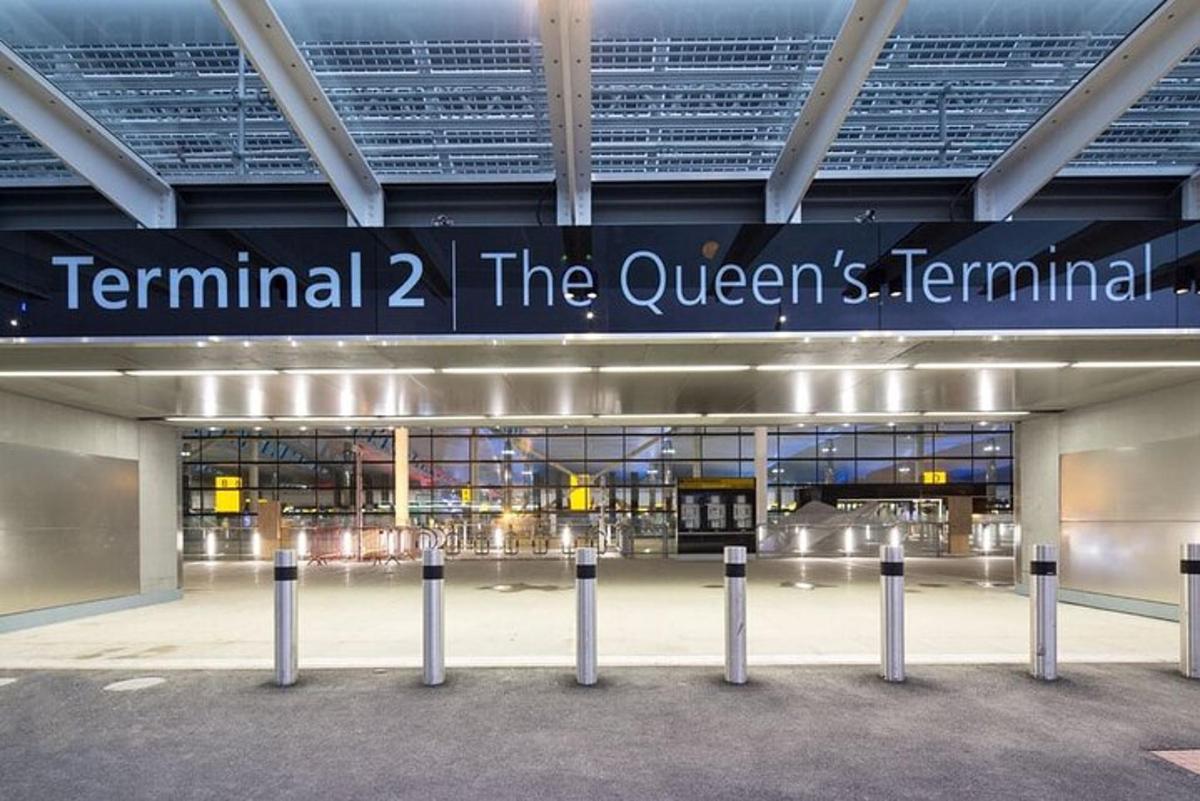 ένα κτίριο με μια πινακίδα που γράφει terminal the queens terminal