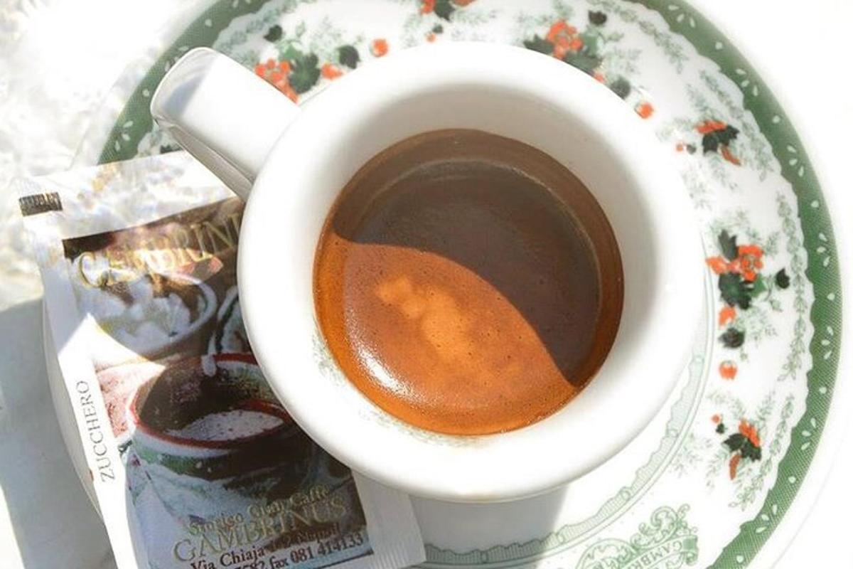 una tassa de cafè en un plat amb un diari
