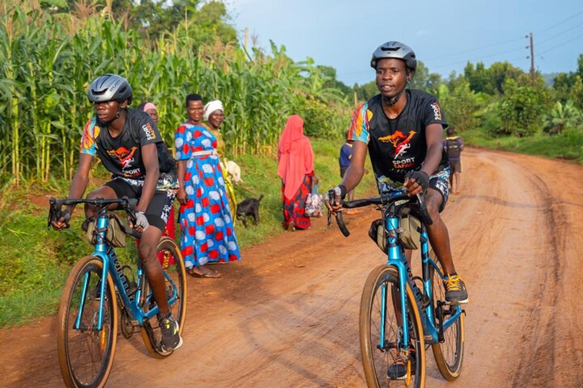 um grupo de pessoas andando de bicicleta por uma estrada de terra