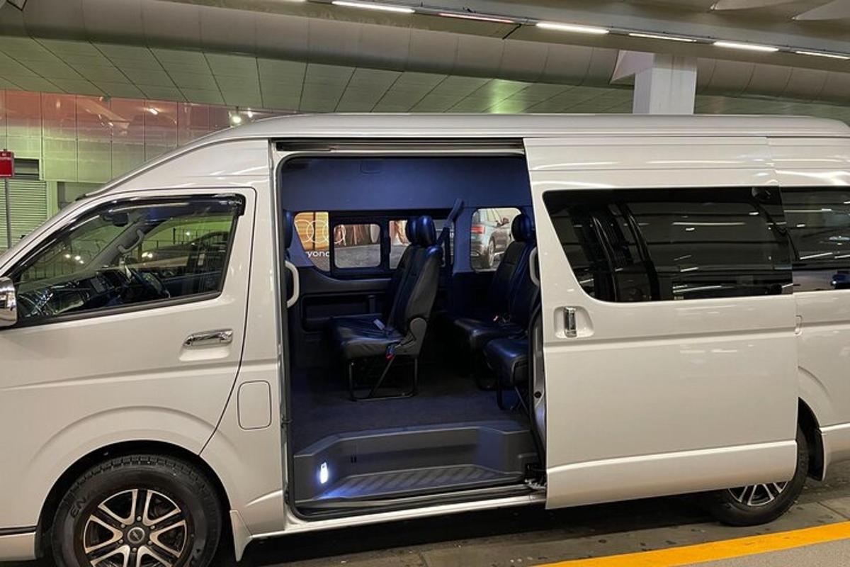 Bel kombi je parkiran na parkirišču