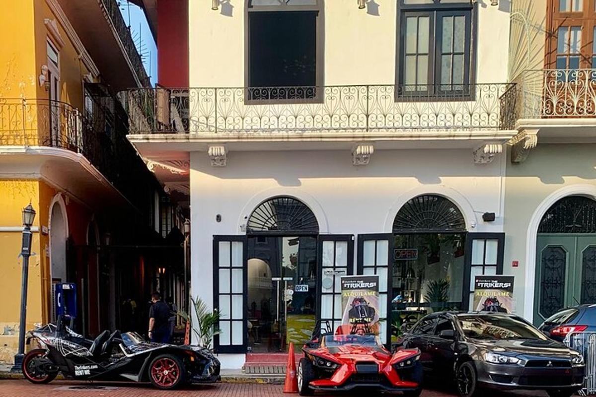 pár motorkerékpár parkolt egy épület előtt