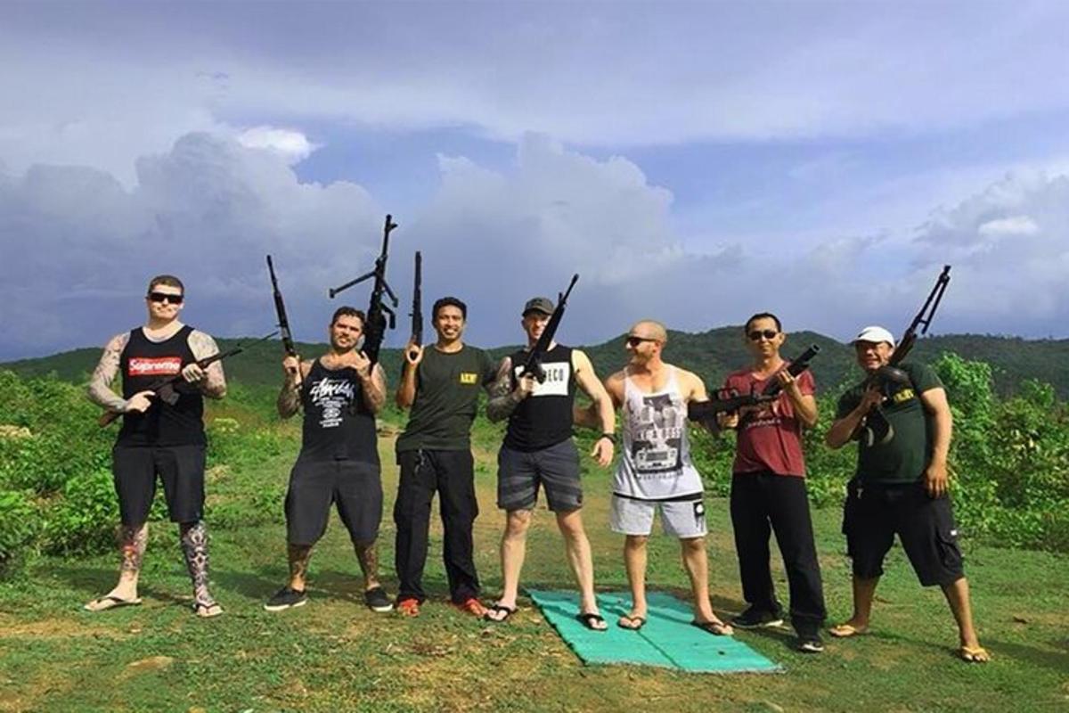 un gruppo di persone che posano per una foto con le pistole