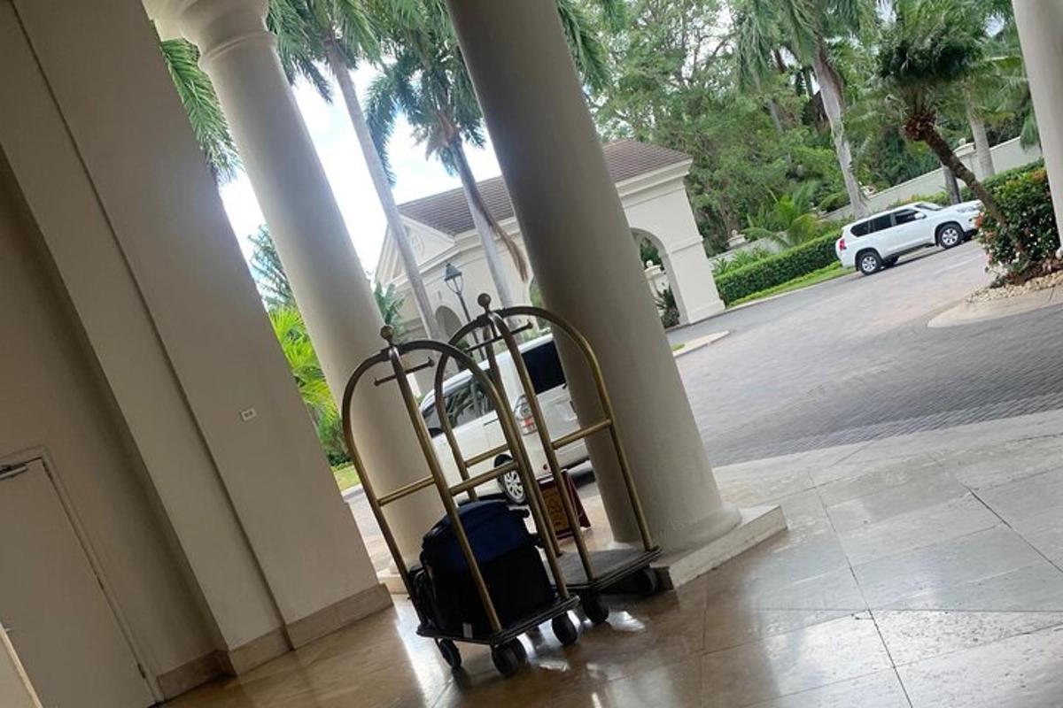 un carrello per i bagagli appoggiato su un portico con colonne
