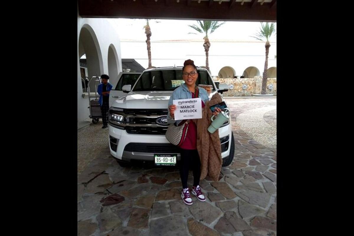 una donna con un cartello davanti a un camion
