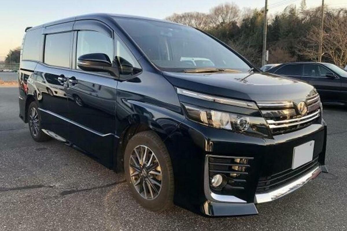 czarny van zaparkowany na parkingu