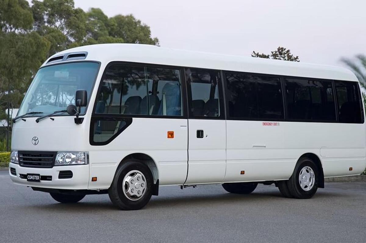 biały autobus zaparkowany na parkingu