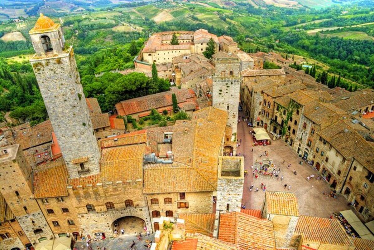 una vista aerea di una città con una torre dell'orologio
