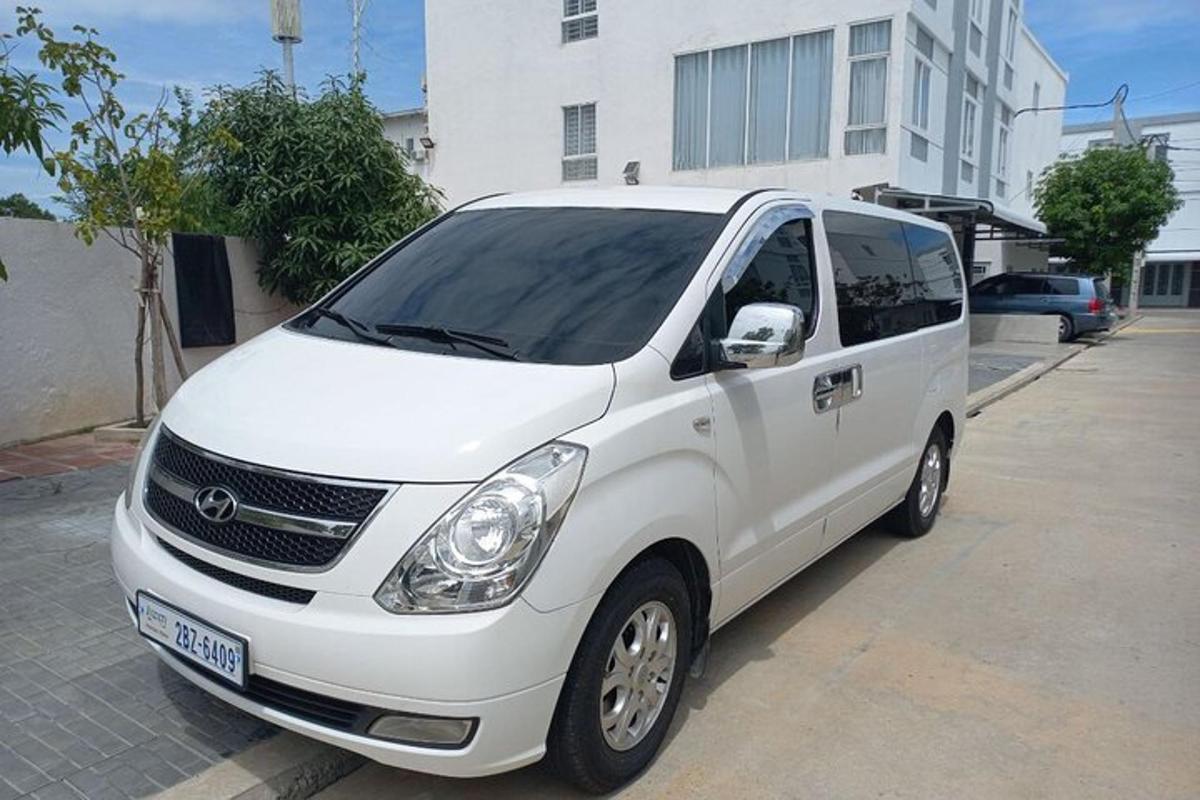 một chiếc xe tải màu trắng đỗ trong bãi đậu xe